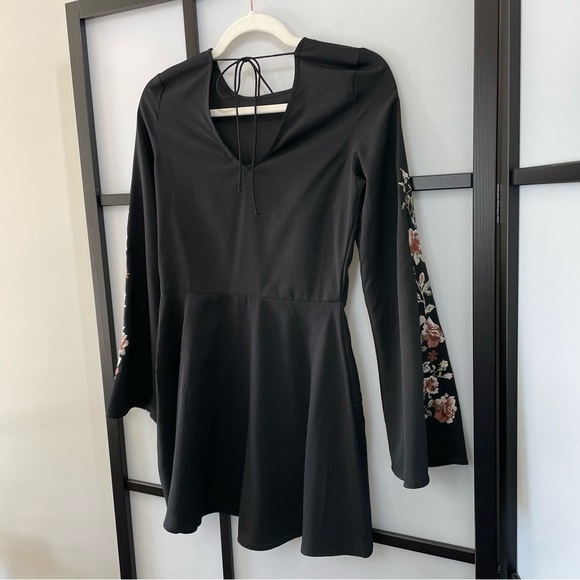 [4] H&M Black with Pink & White Floral Long Bell Sleeve Mini Dress - Picture 6 of 11